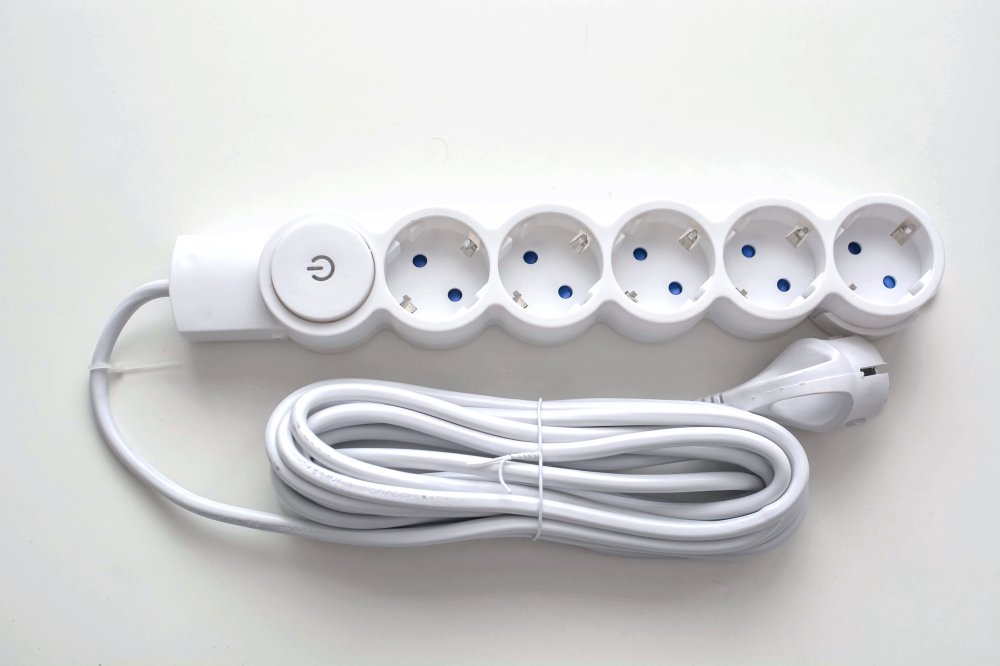 Удлинитель У10-052 6-местный с заземляющим контактом с защитными шторками